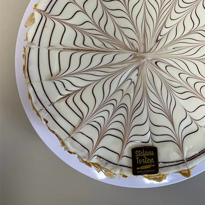 Torte mit Spinnennetz Muster